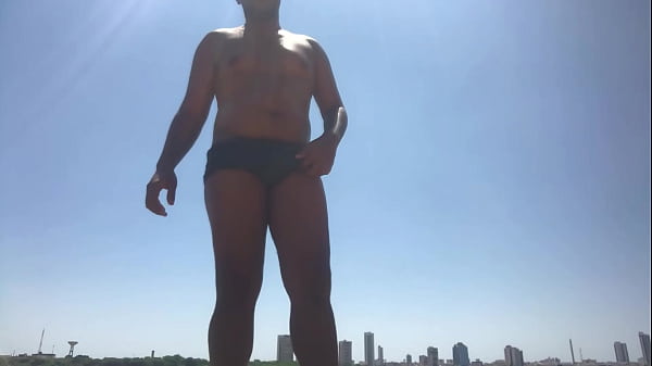 105 The big guy loves to show off in public while bathing in the river