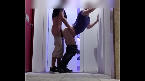 COMI O VIADO NO PELO NO CORREDOR DO HOTEL E QUASE FOMOS PEGOS (COMPLETO NO RED)