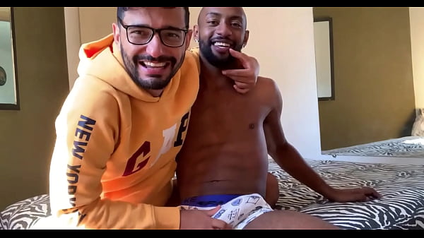 ESTOURANDO O CU DO MACHO QUE ME CHAMOU NO GRINDR.