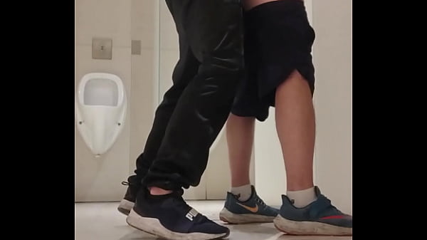 FUDENDO NO BANHEIRÃO DO SHOPPING ATÉ LEITAR (COMPLETO NO RED)