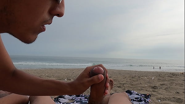 mamando pinga en la playa