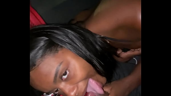 Colocando para mamar no uber