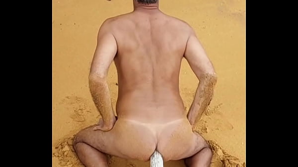 Ladysilva pelada na praia brincando com um pau na sua bunda gostosa de marquinha