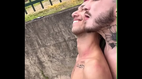 Novinhos fudendo na trilha em público enquanto o trem passa