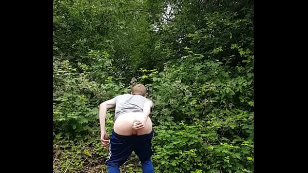 Rouven Hirschberg pisst sich auf öffentlichem Gehweg voll