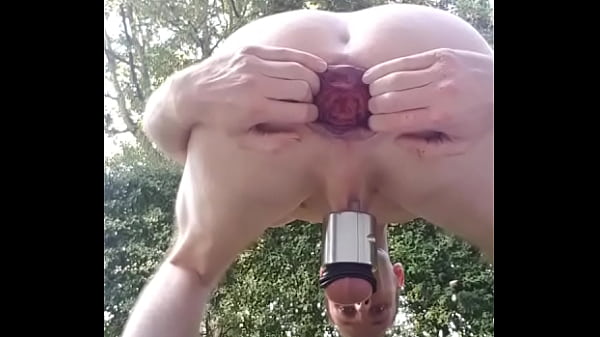 Rouven Hirschberg pisst sich voll und zeigt seine ausgeleierte FFotze