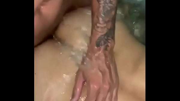 Gozando gostoso na piscina do motel