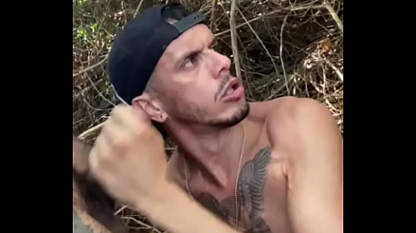 Levei a putinha no matagal pra foder